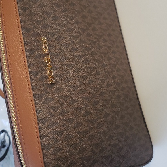 MICHAEL KORS Jet Set Monogram Crossbody Bag - Picture 8 of 16